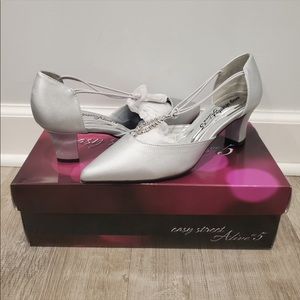 Easy Street Moonlight Silver Pump